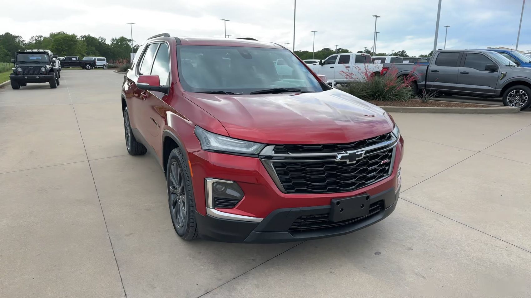 Used 2023 Chevrolet Traverse RS AWD/4WD image 2