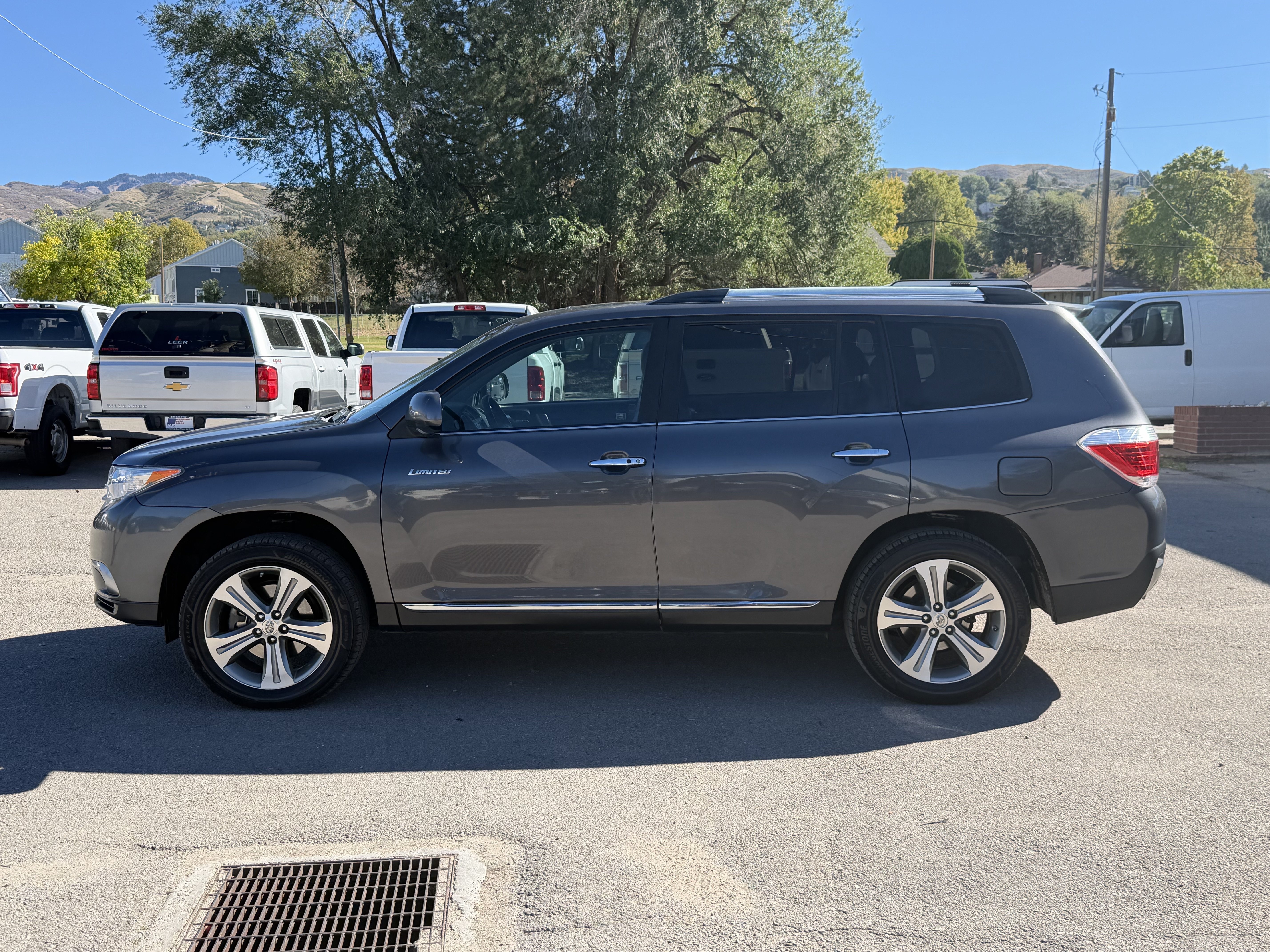 Used 2011 Toyota Highlander Limited w/ Tow Pkg FWD image 3