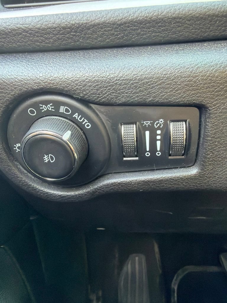Used 2023 Chrysler Pacifica Touring FWD image 15