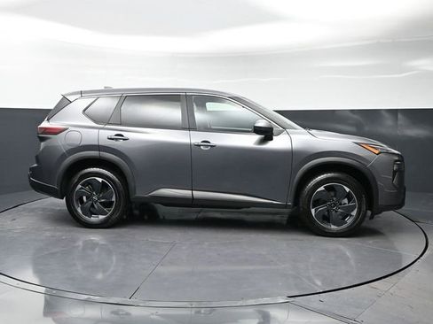 Used 2024 Nissan Rogue SV image 4