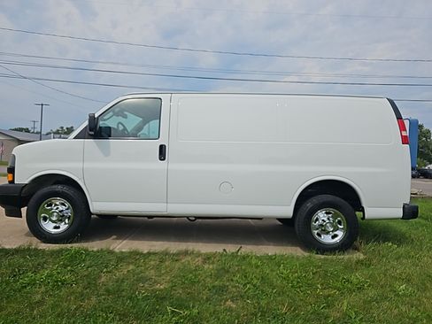 Used 2019 Chevrolet Express 2500 RWD image 2