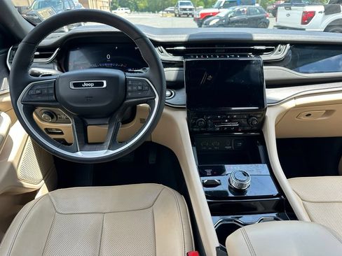 Used 2023 Jeep Grand Cherokee Limited w/ Luxury Tech Group II AWD/4WD image 4