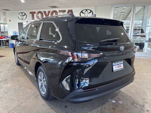 Certified 2025 Toyota Sienna XLE image 8