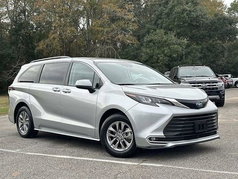 Used 2024 Toyota Sienna XLE image 6