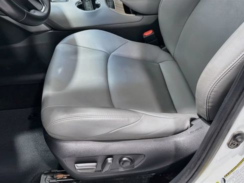 Used 2024 Toyota Venza XLE AWD/4WD image 16