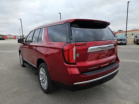 Certified 2023 GMC Yukon SLT w/ SLT Premium Package image 3