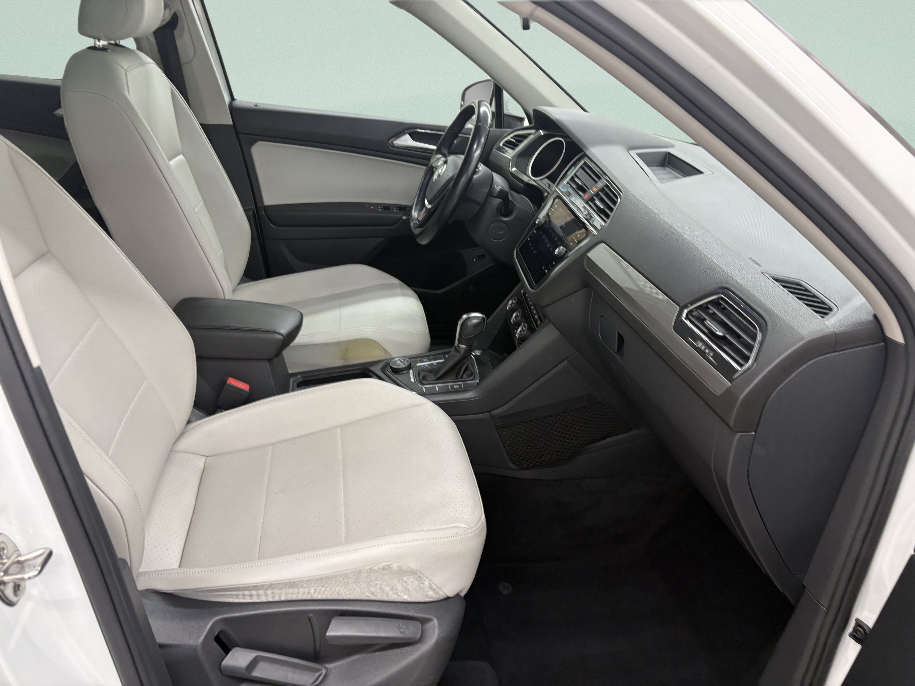 Used 2018 Volkswagen Tiguan SEL AWD/4WD image 19