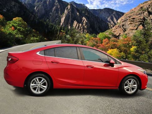 Used 2018 Chevrolet Cruze LT w/ Convenience Package FWD image 2
