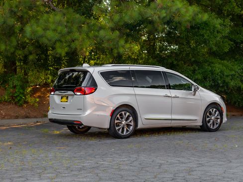 Used 2017 Chrysler Pacifica Limited FWD image 49