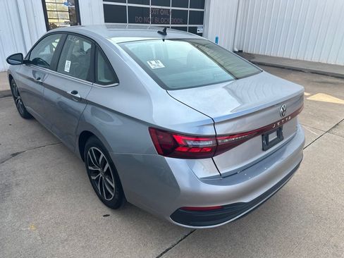 Used 2025 Volkswagen Jetta SE FWD image 2