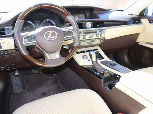 Used 2017 Lexus ES 350 w/ Premium Package image 5