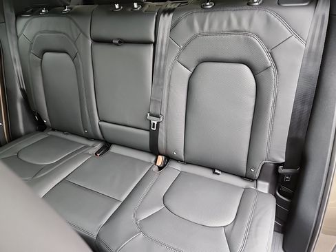 New 2024 Land Rover Defender 110 SE image 23