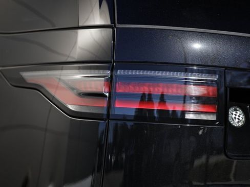 New 2025 Land Rover Discovery Metropolitan Edition image 12