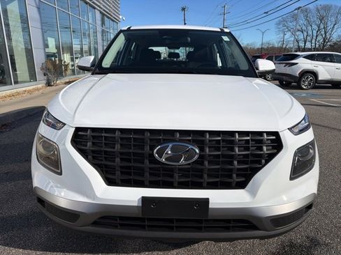 Certified 2025 Hyundai Venue SE image 2