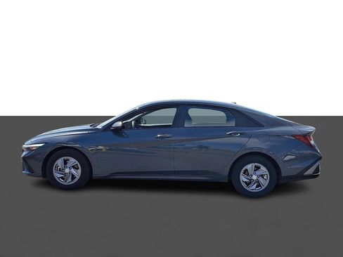 Used 2024 Hyundai Elantra SE FWD image 4