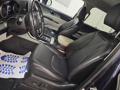 Used 2022 Kia Carnival LX image 24