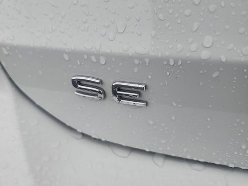 Used 2024 Volkswagen Taos SE image 11