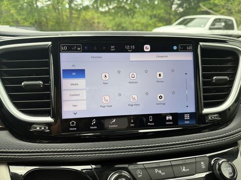 Used 2024 Chrysler Pacifica Limited FWD image 31