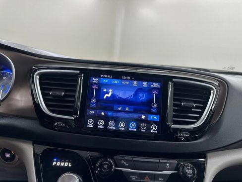 Used 2017 Chrysler Pacifica Touring-L Plus FWD image 41
