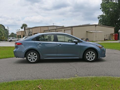 Used 2025 Toyota Corolla LE FWD image 5