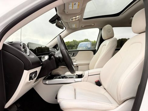 Used 2023 Mercedes-Benz GLB 250 w/ Premium Package image 13