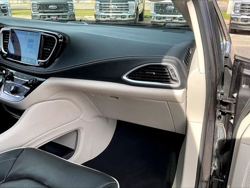 Used 2022 Chrysler Pacifica Limited image 17