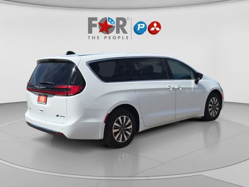 Used 2024 Chrysler Pacifica Limited FWD image 5