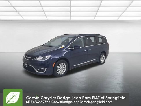 Used 2017 Chrysler Pacifica Touring-L image 7