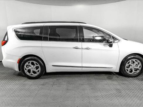 Used 2023 Chrysler Pacifica Limited FWD image 9