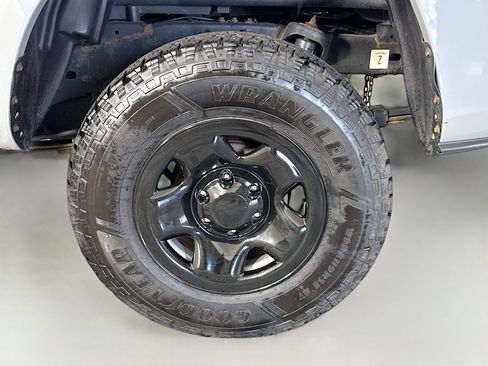 Used 2020 Toyota Tacoma SR5 RWD image 36