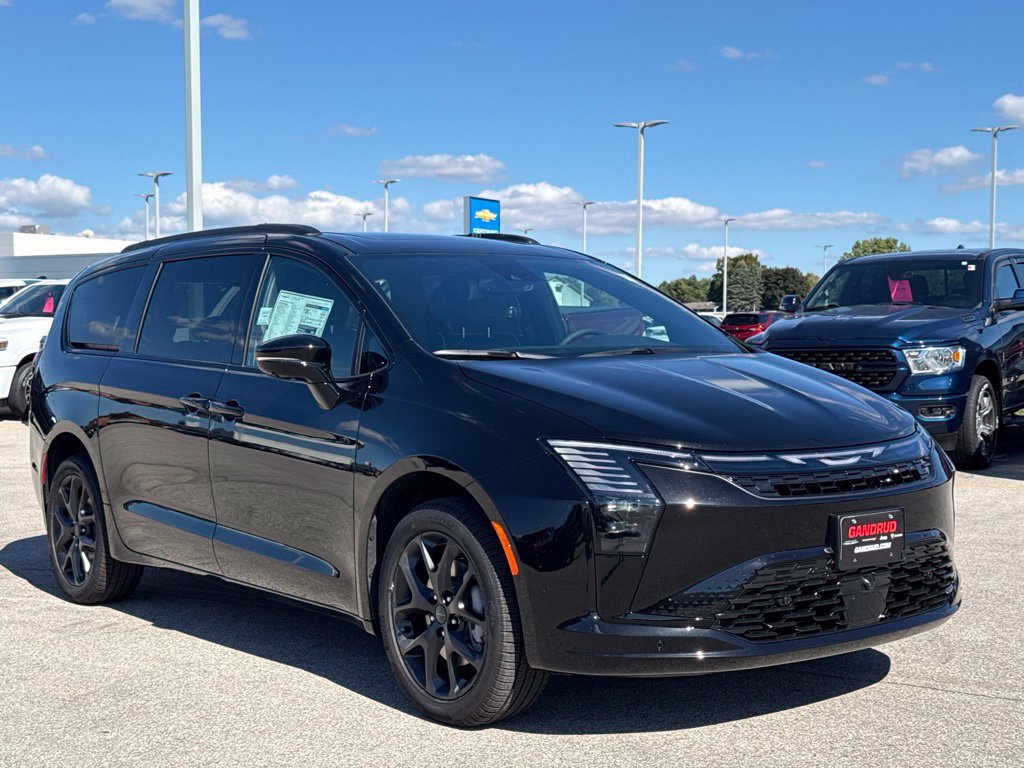 New 2027 Chrysler Pacifica Limited w/ Family Tech Group AWD/4WD image 1