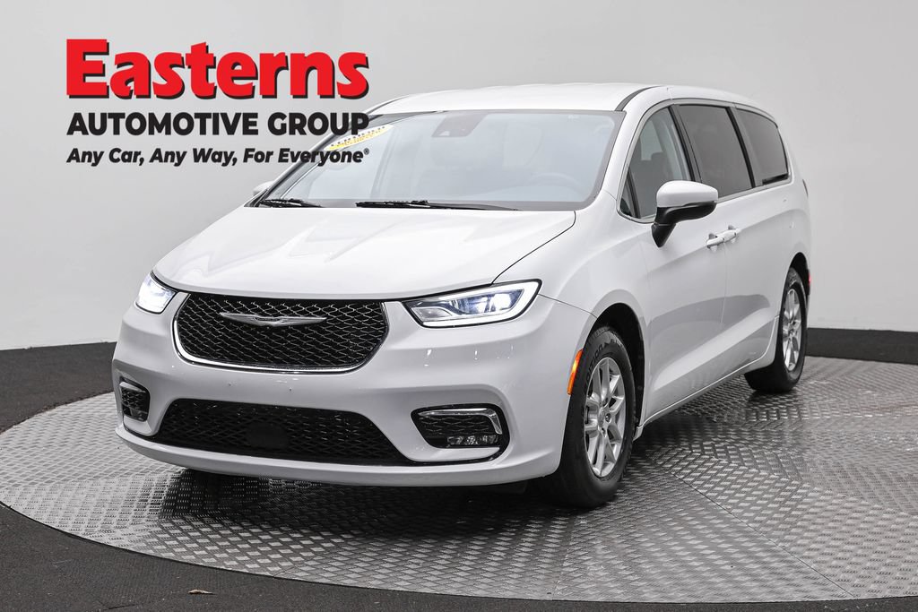 Used 2023 Chrysler Pacifica Touring-L FWD image 1