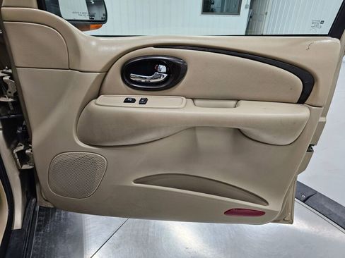 Used 2004 Buick Rainier CXL image 33