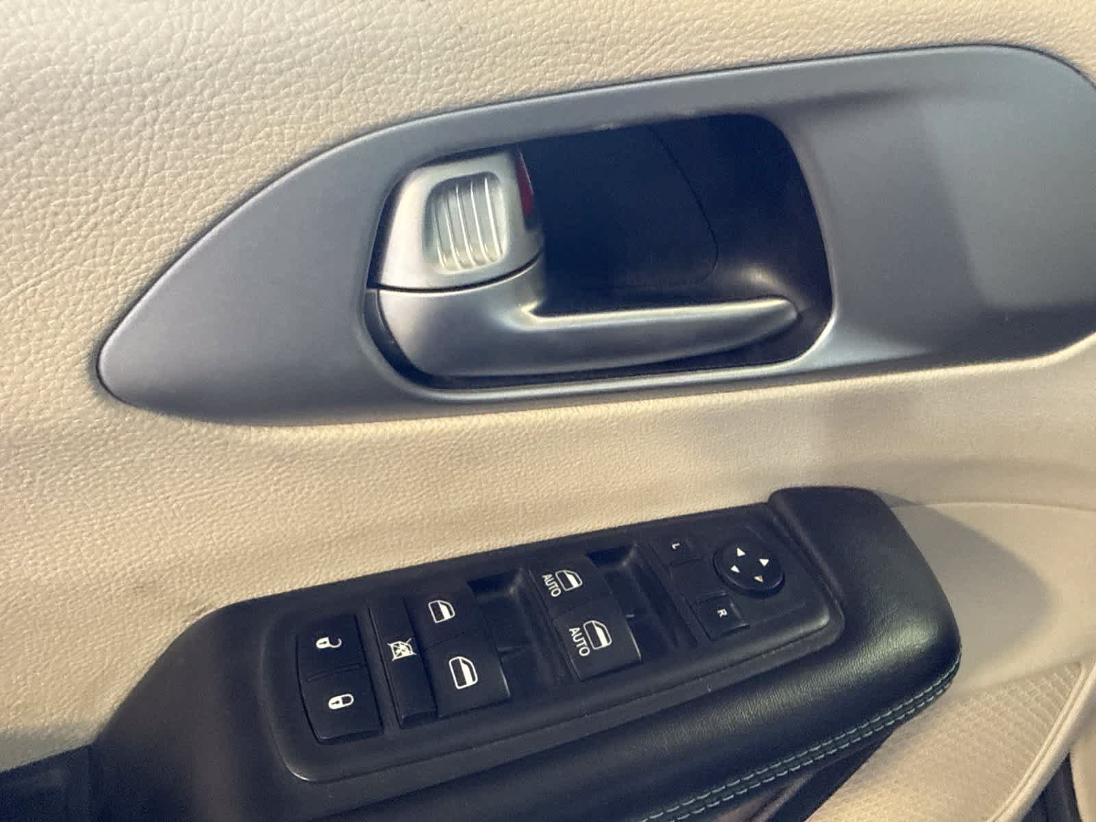 Used 2018 Chrysler Pacifica Touring Plus FWD image 18