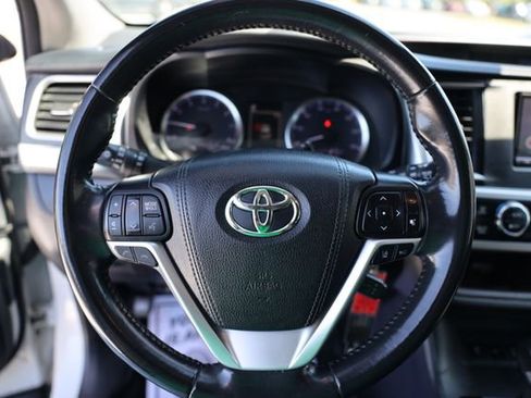 Used 2018 Toyota Highlander Plus AWD/4WD image 18