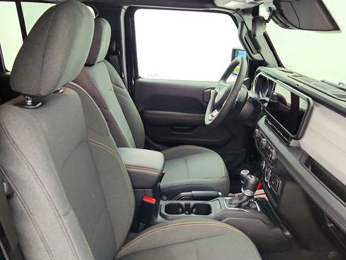 Used 2025 Jeep Wrangler Sahara image 24