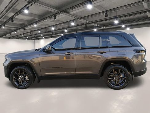 Used 2025 Jeep Grand Cherokee Limited w/ Trailer Tow Package AWD/4WD image 13