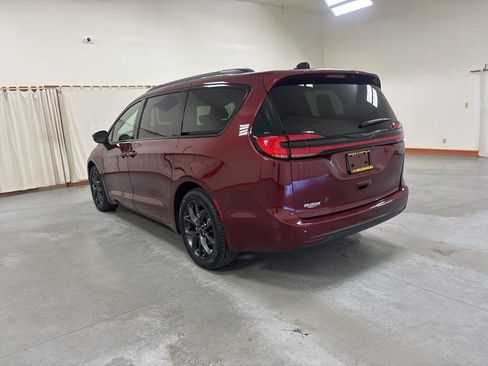 Used 2023 Chrysler Pacifica Touring-L w/ S Appearance Package FWD image 6