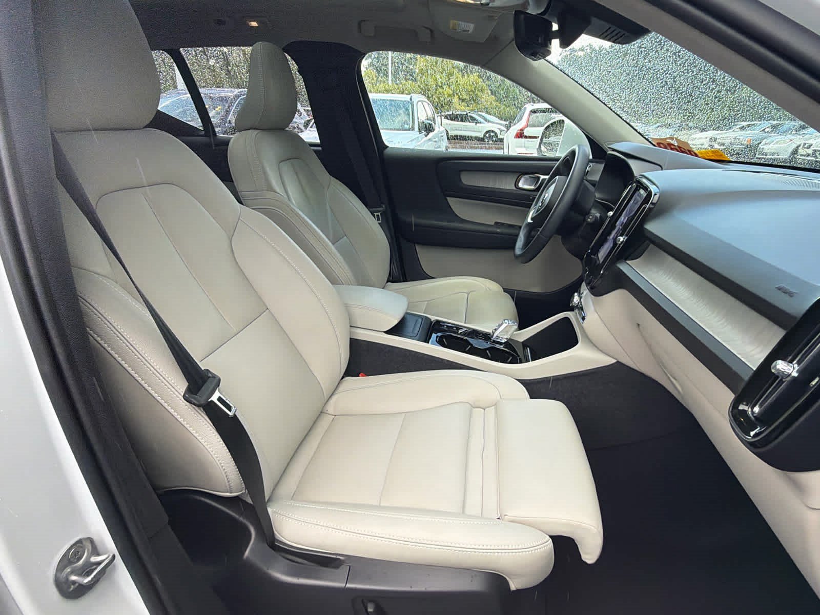 Certified 2024 Volvo XC40 B5 Plus AWD/4WD image 19