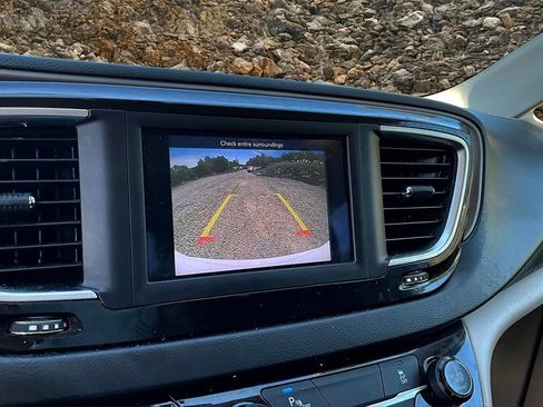 Used 2019 Chrysler Pacifica L image 10