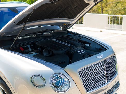 Used 2017 Bentley Bentayga AWD/4WD image 7
