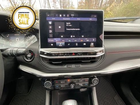 Used 2025 Jeep Compass Trailhawk image 16