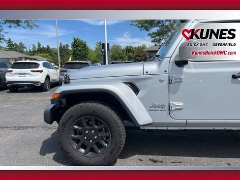 Used 2023 Jeep Gladiator Overland AWD/4WD image 15