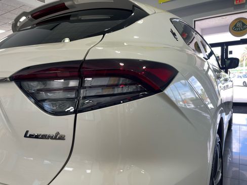 Used 2022 Maserati Levante Modena AWD/4WD image 17