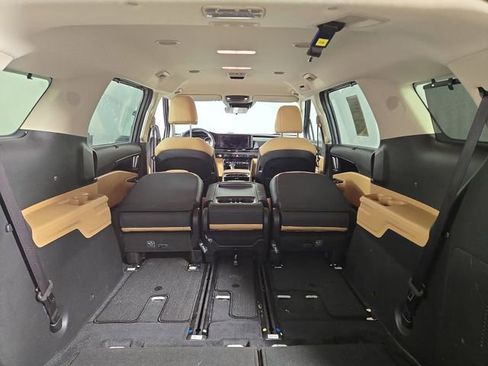 Used 2024 Kia Carnival EX FWD image 31