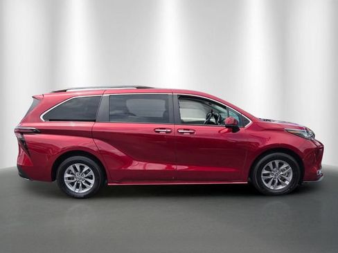 Used 2023 Toyota Sienna XLE FWD image 6