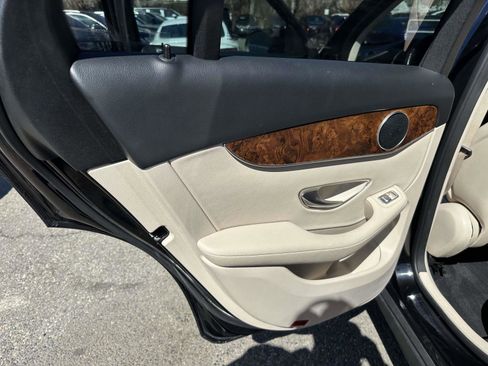 Used 2019 Mercedes-Benz GLC 300 4MATIC w/ Premium Package image 18