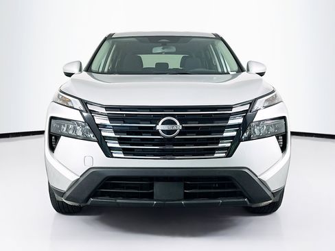 Used 2024 Nissan Rogue SV image 2