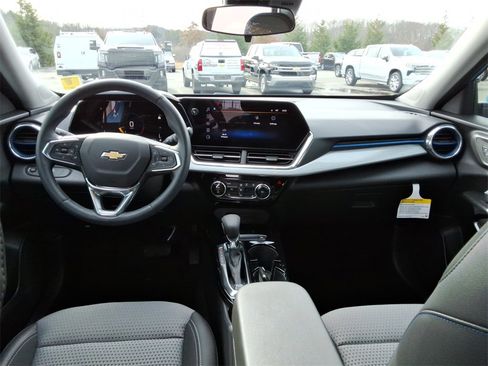 Certified 2025 Chevrolet Trax LT w/ Driver Confidence Package image 20