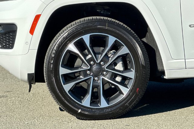 Used 2025 Jeep Grand Cherokee Overland w/ Adv Protech Group III AWD/4WD image 32
